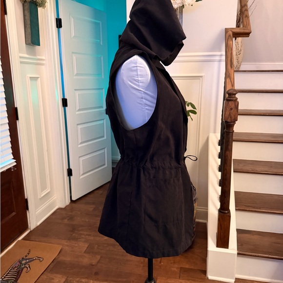 Active USA NWOT Black Hooded Vest with Pockets and Drawstring - Picture 5 of 7